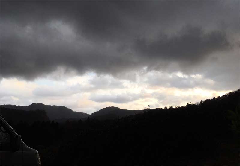 出雲の山と空