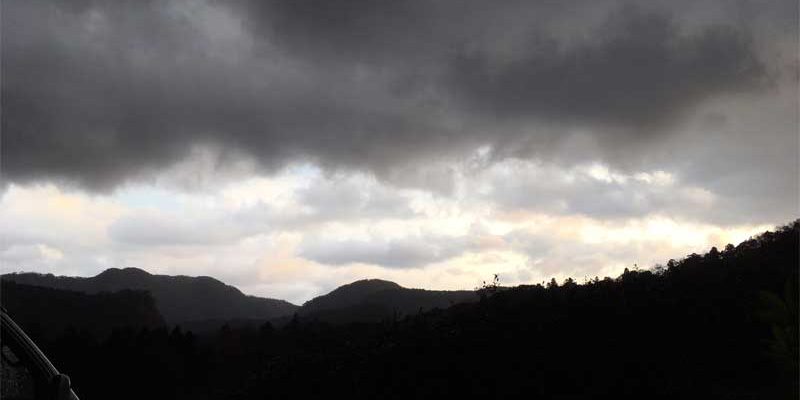 出雲の山と空