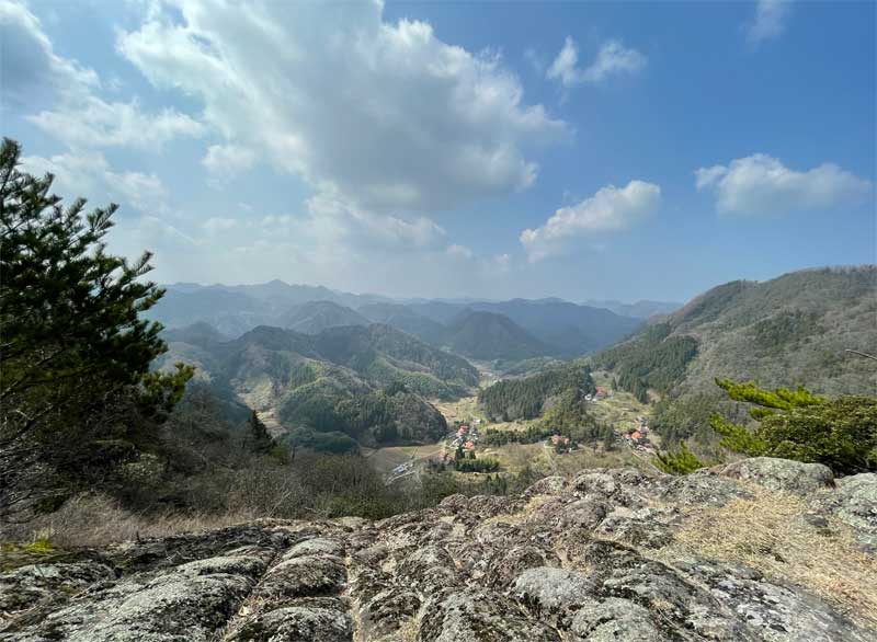 稗原要害山頂上岩場から南を望む