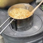 薪ストーブでラーメンを